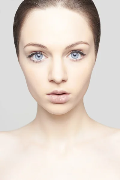 Gyönyörű női modell, a háttér kék szemmel portréja — Stock Fotó