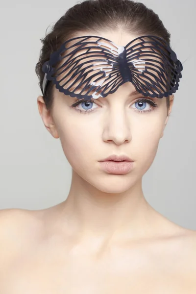 Retrato de belo modelo feminino com olhos azuis no fundo — Fotografia de Stock