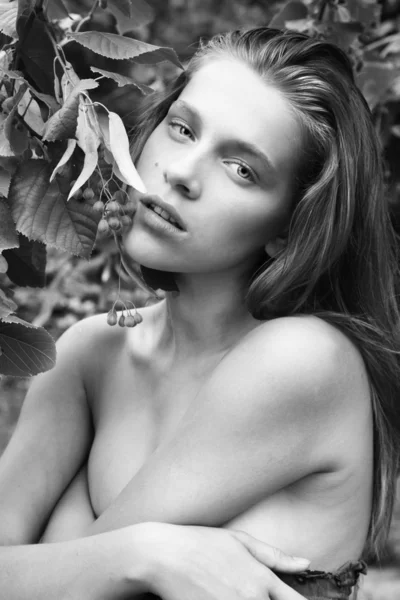Zemin üzerine mavi gözlü güzel kadın modeli portresi — Stok fotoğraf