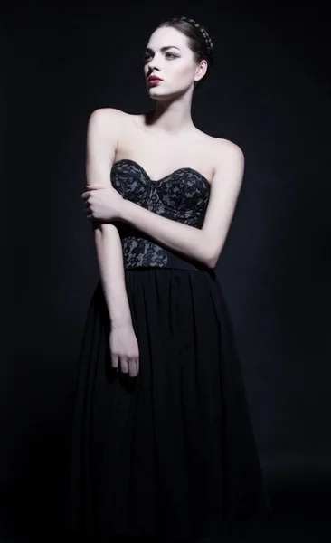 Hermosa mujer morena en elegante vestido negro. Foto de moda —  Fotos de Stock