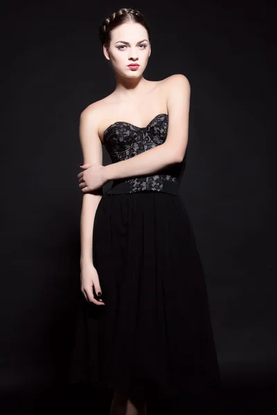 Όμορφη μελαχρινή γυναίκα σε κομψό μαύρο φόρεμα. — Φωτογραφία Αρχείου