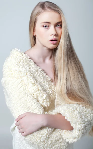 Porträtt av en vacker tonåring tjej med långt hår i pälsen — Stockfoto