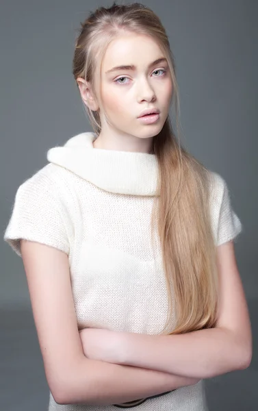 Portret van een mooie tiener meisje met lange haren in studio — Stockfoto