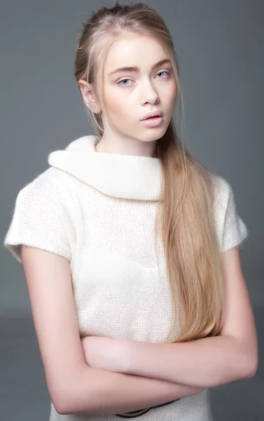 Retrato de una hermosa adolescente con pelo largo en el estudio —  Fotos de Stock