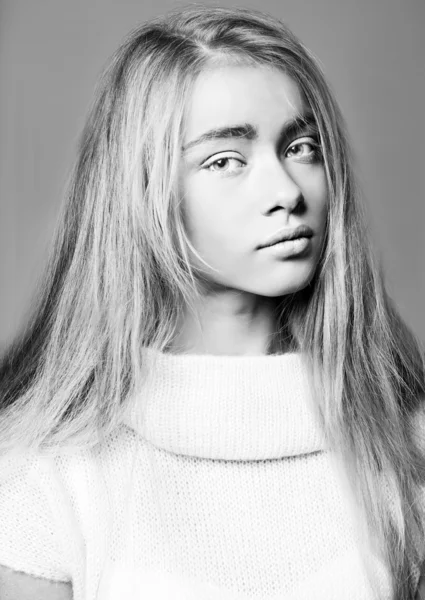 Studio uzun saçlı güzel genç kız portresi — Stok fotoğraf