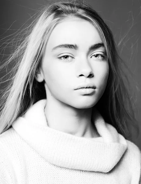 Retrato de una hermosa adolescente con pelo largo en el estudio —  Fotos de Stock