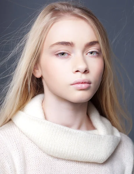 Ritratto di una bella adolescente con i capelli lunghi in studio — Foto Stock