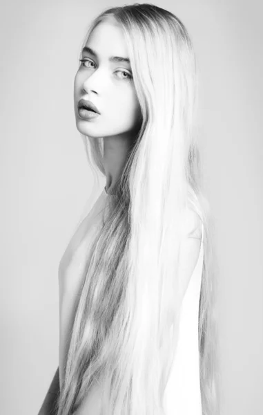 Portrét krásné dospívající dívka s dlouhými vlasy — Stock fotografie