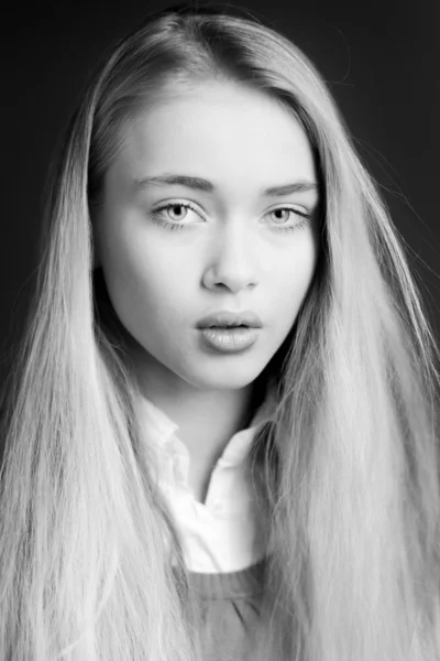 Портрет красивой девочки-подростка с длинными волосами в студии — стоковое фото
