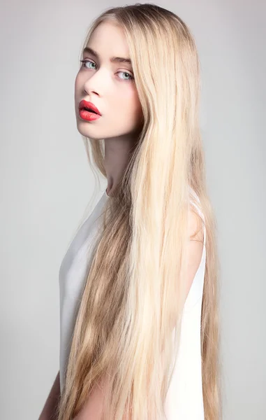 Portrét krásné dospívající dívka s dlouhými vlasy Stock Snímky