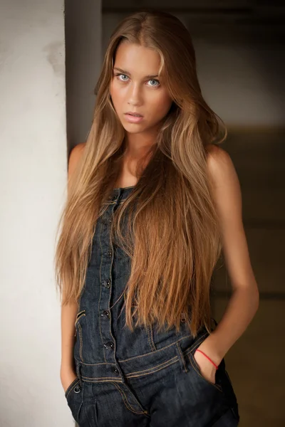 Vacker smal sexig blond tjej i jeans combo — Stockfoto