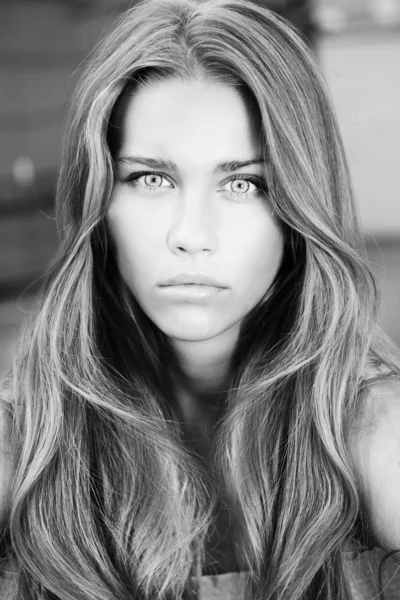 Retrato de una hermosa adolescente con ojos azules y larga h — Foto de Stock