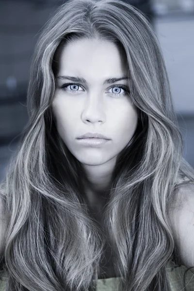 Retrato de uma bela mulher adolescente com olhos azuis e longo h — Fotografia de Stock
