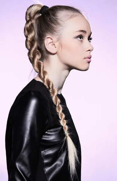 Žena s blond vlasy pletenec v profilu — Stock fotografie