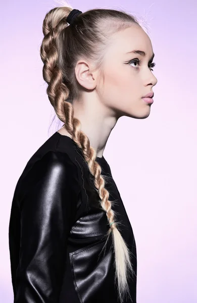 Žena s blond vlasy pletenec v profilu Stock Fotografie