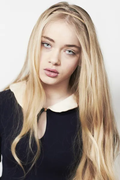 Schöne blonde Mädchen mit langen Haaren und grünen Augen — Stockfoto