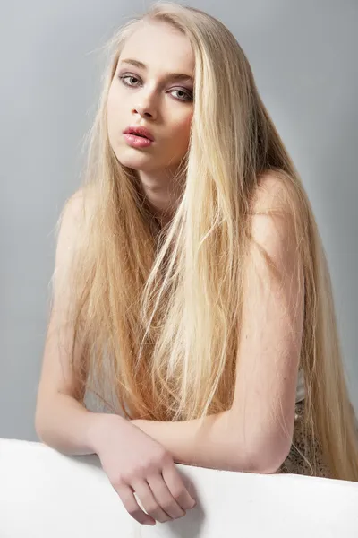 Schöne blonde Mädchen mit langen Haaren und grünen Augen — Stockfoto