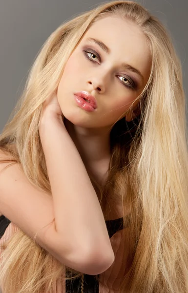 Blond kvinna stående med långa vackra hår och sotade ögon — Stockfoto