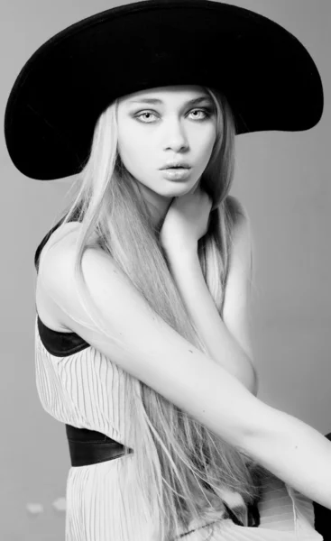 Moda modelo adolescente em um grande chapéu preto no estúdio — Fotografia de Stock