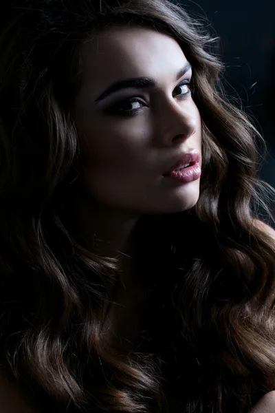 Beautiful Young Woman Portrait looking in the camera in studio — Stock Photo, Image