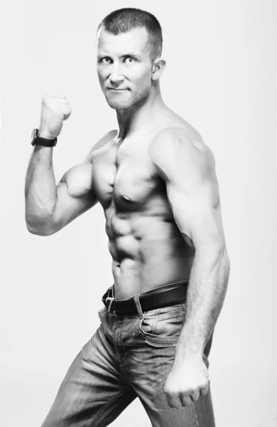 Boxeador de fitness hombre macho fuerte haciendo autodefensa agresiva —  Fotos de Stock