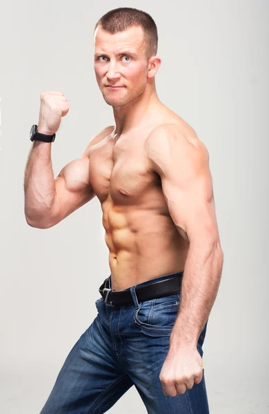 Fitness boksör güçlü bir maço adam agresif savunma yapıyor — Stok fotoğraf