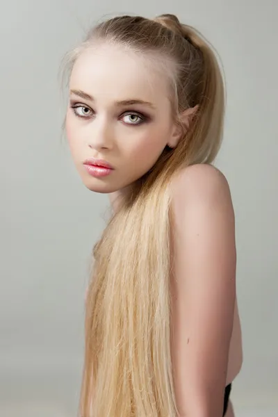 Portrét krásné dospívající ženy má dlouhé blond vlasy v s — Stock fotografie