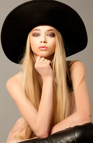 Blondýnka s dlouhou krásné vlasy a kouřové oči v klobouku. St — Stock fotografie