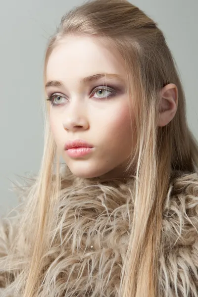 Retrato de uma bela adolescente com cabelo comprido em estúdio — Fotografia de Stock