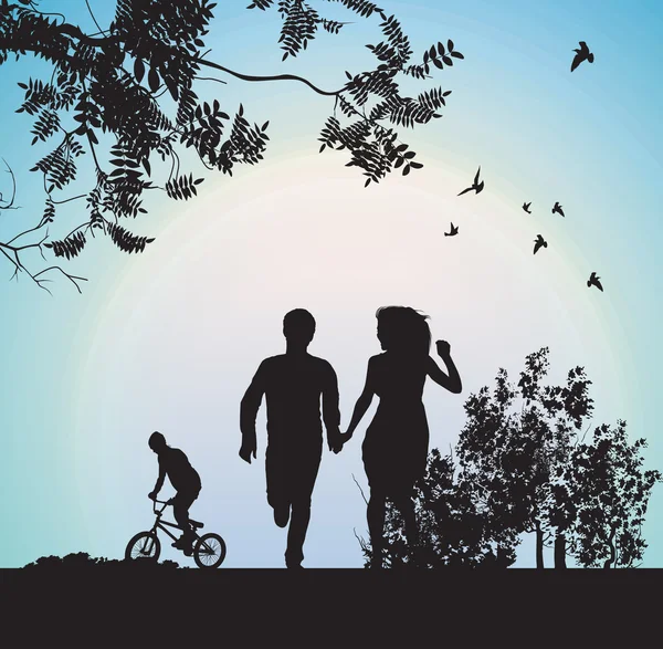 Мальчик и девочка бегут по парку, держась за руки — стоковое фото