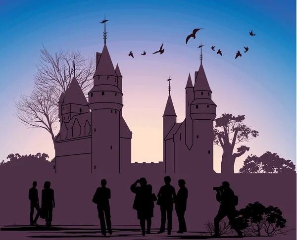 Silhouettes of against the backdrop of an ancient castle — Stock Photo, Image