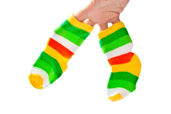 Twee baby sokken in vrouw hand. — Stockfoto