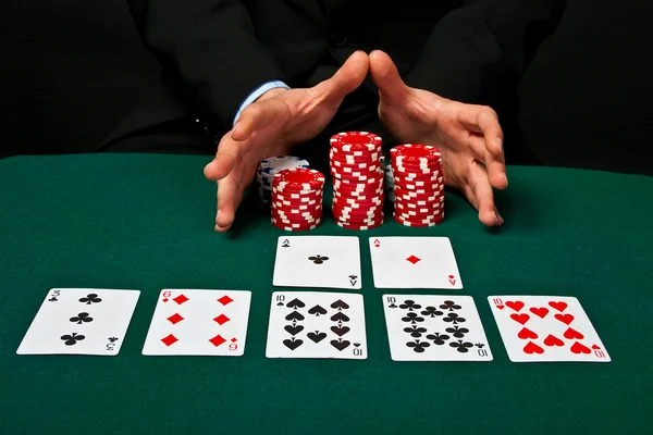 チップとポーカーのカード. — ストック写真
