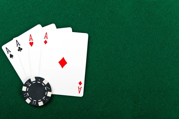 Chip en kaarten voor de poker. — Stockfoto