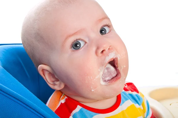 Pequeno bebê está alimentando coalhada — Fotografia de Stock