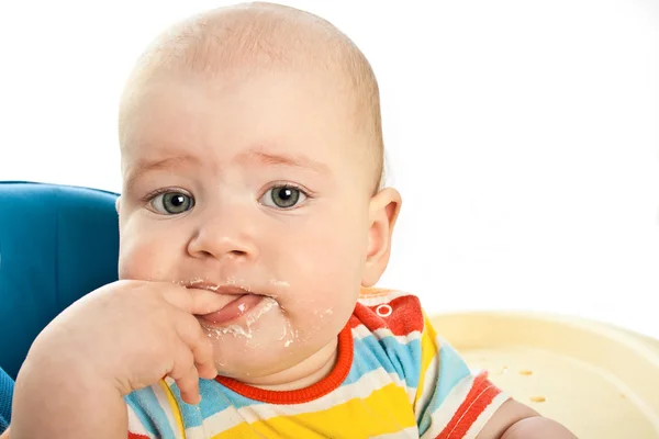 Pequeno bebê está alimentando coalhada — Fotografia de Stock