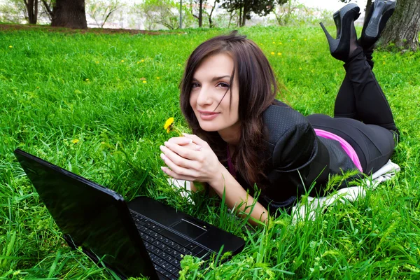 Młoda kobieta pracuje na laptopie. — Zdjęcie stockowe
