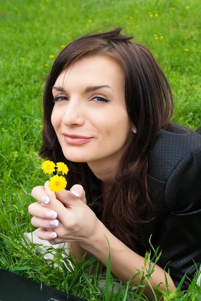 Fiatal szexi nő virág park. — Stock Fotó