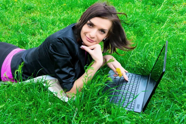 Genç kadın dizüstü bilgisayarda çalışıyor. Stok Fotoğraf
