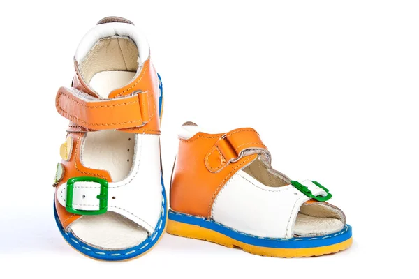 Paire de chaussures pour bébés en cuir naturel . — Photo