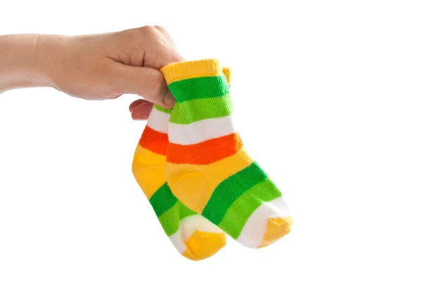 Dos calcetines de bebé en la mano de la mujer . —  Fotos de Stock
