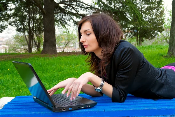 Mladá žena pracuje na notebooku. — Stock fotografie