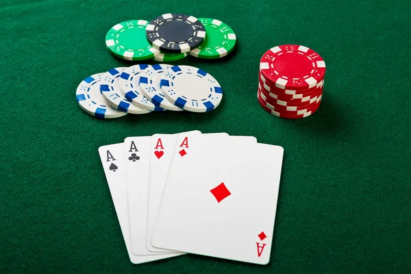 Čip a karty poker. — Stock fotografie