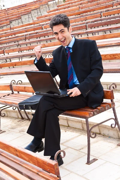 Hombre joven está trabajando en el ordenador portátil . — Foto de Stock
