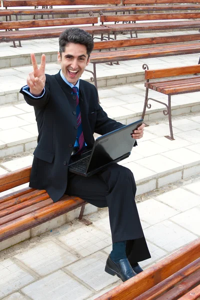 Jeune homme travaille sur ordinateur portable . — Photo