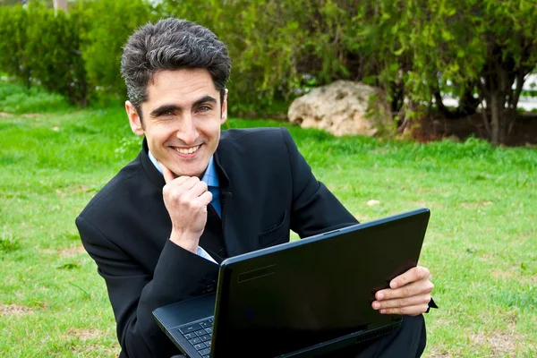Hombre joven está trabajando en el ordenador portátil . —  Fotos de Stock
