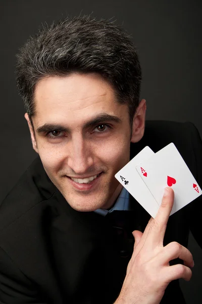 Şanslı genç kumarbaz kartları ile — Stok fotoğraf
