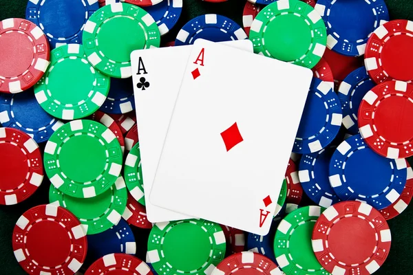 Chip i karty do pokera. — Zdjęcie stockowe