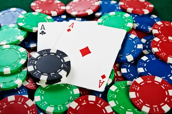 Чип и карты для покера . — стоковое фото