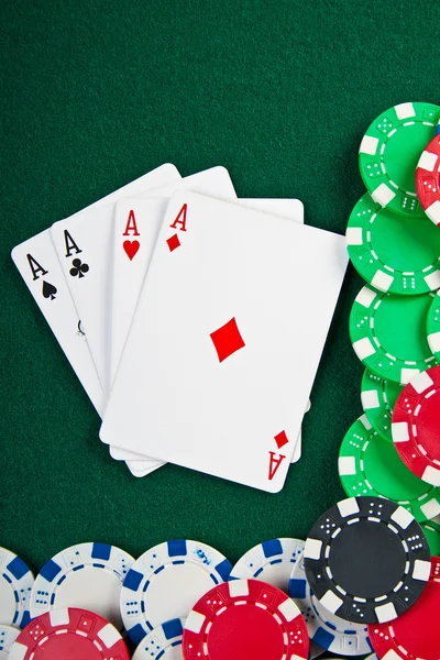 Żetonów i kart pokera. — Zdjęcie stockowe